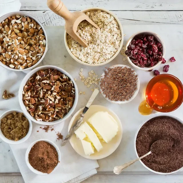 Gewürztes Haferbrei mit Mandeln und Leinsamen, ein gesunder, ballaststoffreicher, veganer Frühstück für Energie und Nährstoffe.